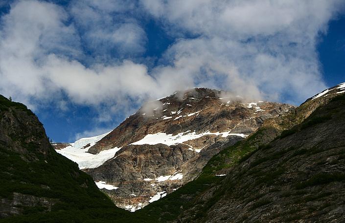 Espectacular vista de las cumbres nevadas en Tracy Arm